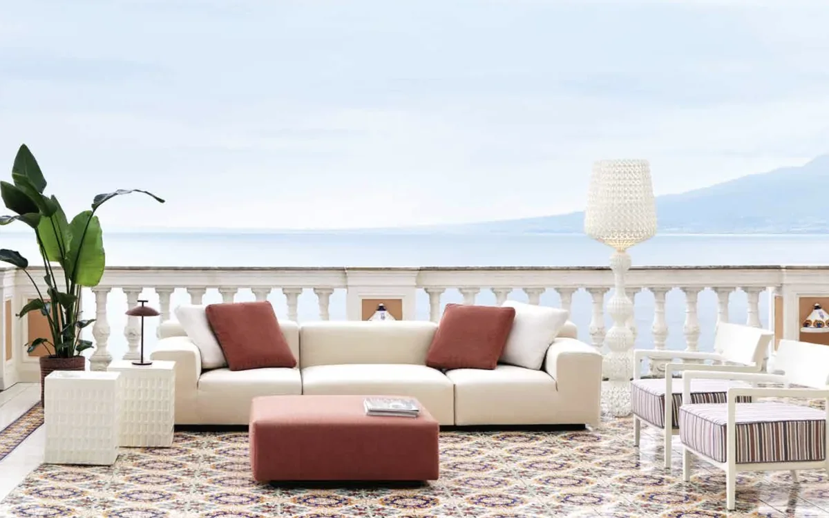 Salon terrasse avec vue mer — ambiance Kartell