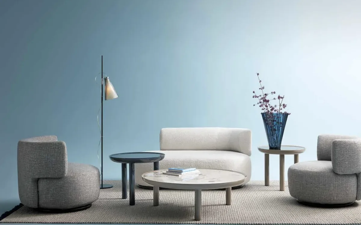 Espace lounge mur bleu — ambiance Kartell