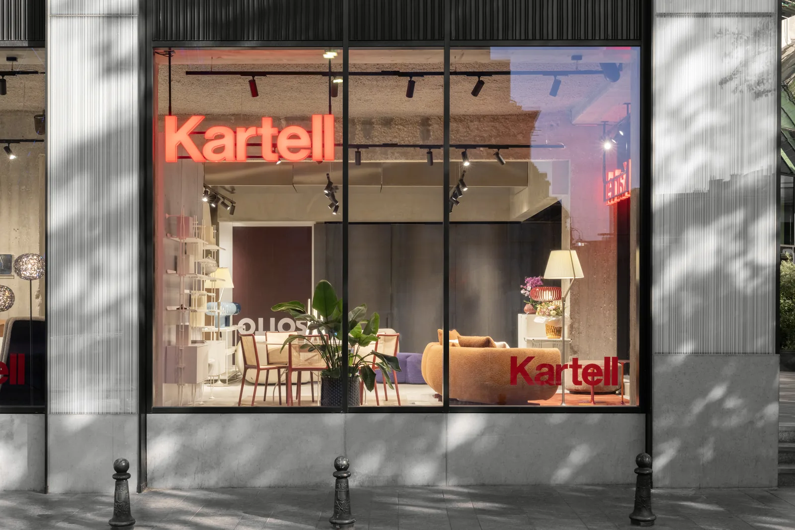 Espace lounge du showroom Kartell