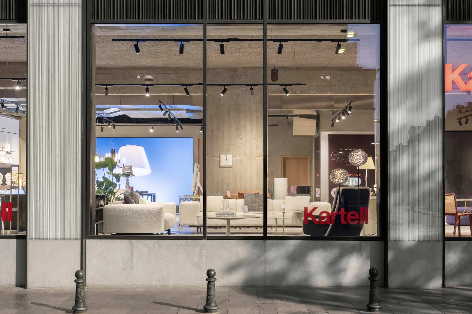 Salon et vue sur la ville — showroom Kartell