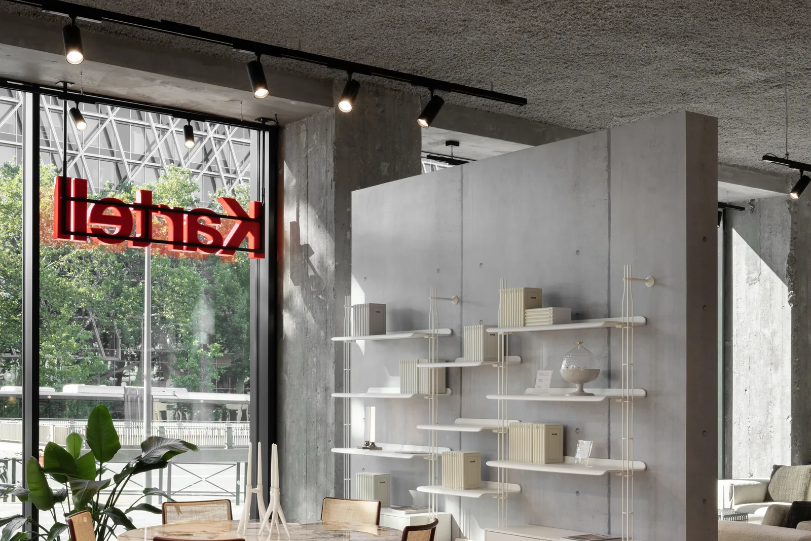 Salle à manger lumineuse — showroom Kartell